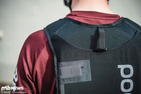 Die Trinkblase wird relativ formlos in die große Mesh-Tasche gehängt.