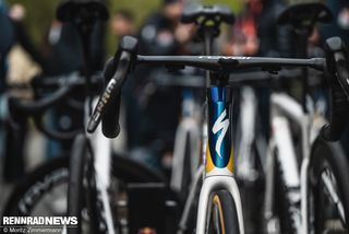 Unterschiede gabs je nach Fahrer bei den Cockpits: Teils wurde eine integrierte Lenker-Vorbau-Einheit verwendet …