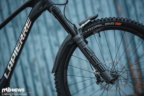 An der Front arbeitet eine RockShox Zeb-Federgabel mit 170 mm Hub.