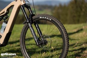 An der Front verrichtet eine Rockshox ZEB Select mit 170 mm Federweg ihren Dienst ...