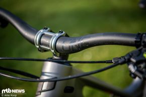 Der Sixpack-Vorbau wird mit einem schicken OneUp-Carbon-Lenker kombiniert.