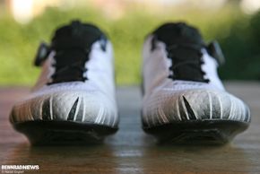 Das dezente schwarz/weiße Design läuft um den ganzen Schuh