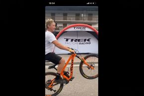 In der Insta-Story kann das Bike anscheinend schonmal gut im Wheelie überzeugen!
