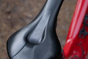 Mit dem Bike Ahead Composites Hyper Saddle kommen nur 70 g Gewicht hinzu.