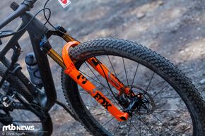 34 mm-Standrohre sind der letzte Schrei in der Cross-Country-Szene: mehr Steifigkeit und mehr Performance, um schneller auf der Rennstrecke bergab zu flitzen – so die Idee hinter diesem Trend.