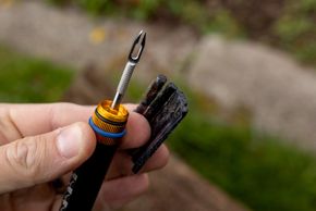 Das Tubeless Kit besteht aus dem Stechwerkzeug und fünf Tubeless-Flickstreifen.