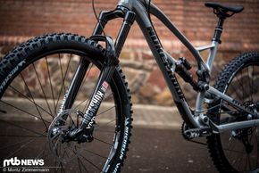Die RockShox Yari RC-Federgabel an der Front stellt 160 mm Federweg zur Verfügung.
