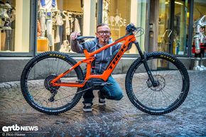 Stolz zeigt uns Friso sein umgebautes Trek Powerfly