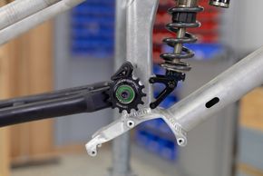 Eine in den Rahmen eingebaute Pinion-Platte nimmt das Getriebe auf.