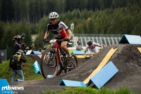 Loana Lecomte hat das erste Rennen in Nove Mesto für sich entschieden