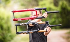 Titelbild für Artikel: Fox 38 Factory vs. RockShox Zeb Ultimate: Welche MTB-Federgabel ist besser?