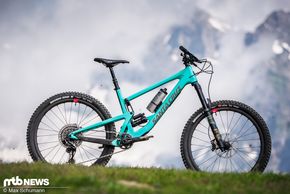 Santa Cruz hat dem Bronson 2018 ein ordentliches Facelift gegönnt und sich dabei vom Enduro-Bike Nomad inspirieren lassen