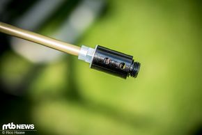 Die kleine Stahlfeder ist für die ersten 30 mm Federweg verantwortlich und sitzt am Ende des Airshafts.