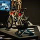 Eine günstigere Möglichkeit, Bewegung in das Indoor-Training zu bringen, war bei Tacx zu sehen