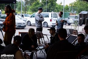 Tech-Talk bei Bierchen und Grillgut