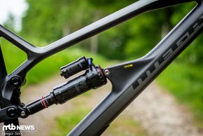 Am Heck kommt ein metrischer RockShox Super Deluxe RC3-Dämpfer zum Einsatz
