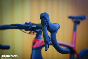 Ein schlankerer Griffkörper macht die neuen Rival AXS Brems-Schalthebel mit kleinen Händen leichter zu umgreifen