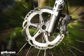 Pivot setzt am Shuttle SL auf XT-Vierkolbenbremsen