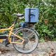 Dank des mitgefederten Gepäckträgers an unserem vollgefederten Testbike sind Box und Inhalt deutlich weniger Erschütterungen ausgesetzt, was sich spürbar auf Geräuschentwicklung und Fahrgefühl auswirkt.