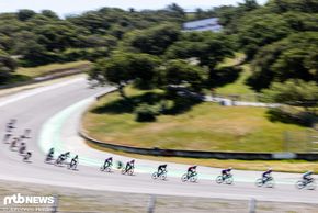 Auf dem berühmten „Laguna Seca Raceway“ findet in jedem jahr das Sea Otter Classic Festival statt. Hier fliegt das Rennrad-Peloton gerade die „Rainey“ Curve hinab und das Geräusch dutzender Racebikes dabei ist einzigartig.