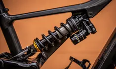 Titelbild für Artikel: Cane Creek Tigon-Dämpfer im Test: Was kann der Coil-Luft-Hybrid?