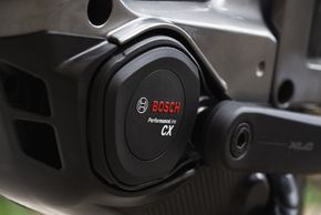 Für den Antrieb sorgt der Bosch CX, der durch ein Upgrade bis zu 100 Nm leisten kann in Kombination mit einem im Rahmen versteckten 800 Wh Akku.