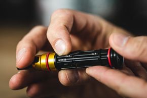 Der Sicherungs-O-Ring wird zur Seite geschoben, dann kann der Bit mit einem Druck auf die dünnere Seite entnommen werden.