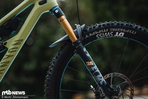 Während bei vielen anderen Bikes im Testfeld eine Fox 34 an der Front arbeitet, ist das Canyon mit einer 140 mm  Fox 36-Federgabel ausgestattet.