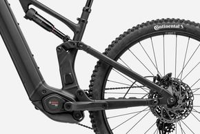 Der RockShox Deluxe Select Dämpfer, der Shimano Cues Linkglide 11-fach Antrieb und die Laufräder aus WTB Felgen und namenlosen Shimano Naben finden sich an allen Ausstattungsvarianten.