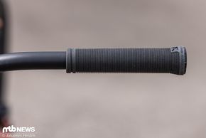 Gegriffen wird mit Sixpack Ruso Signature Grips.