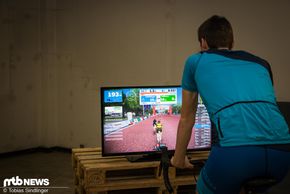 Der Einsatz der Rolle mit der Trainingssoftware Zwift funktioniert größtenteils ohne Probleme