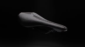 Der neue 3D-gedruckte Sattel Phenom Pro Mirror von Specialized ist ab sofort in zwei Breiten (143/155 mm) und zum UVP von 320 Euro erhältlich.