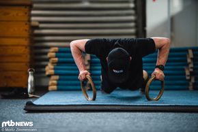 Schuften für den Erfolg: Im heimischen Fitnessstudio verbringt der YT-Fahrer vor allem in der Off Season viel Zeit, um sich optimal vorzubereiten.