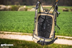 Auf der Rückseite des XLC BA-S98 befindet sich viel Mesh und viel Material, welches die Lasten zwar gut verteilt, aber leider auch wenig Frischluft an den Rücken lässt.