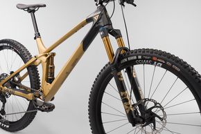 Die vielen neuen Bikeparts-Vorstellungen in 2025 scheinen YT dazu bewogen haben, ein Komponentenfeuerwerk an dem bewährten Trailräuber zu zünden.