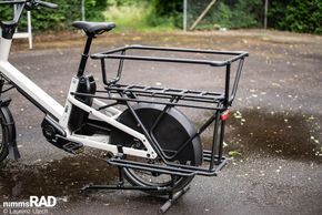 Der modulare Heckträger trägt bis zu 70 kg – perfekt für Kindersitze oder Gepäck.