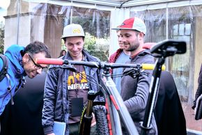Fachsimpeln am Ausstellungsstück: Was kann der Pirelli Scorpion MTB-Reifen, das andere Wettbewerber nicht schon lange können?