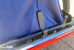 Die Packtasche kann mit integrierten Klettbändern am Hänger fixiert werden.