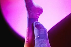 Die passenden Socken komplettieren das Outfit und sollen für 19,99 € (UVP) zu haben sein.