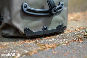 Hakenschiene aus Zwei-Komponenten-Kunststoff mit Anti-Scratch-Funktion, verschiebbarer und drehbarer Arretierungs-haken (15° Schritte) mit Anti-Scratch-Funktion und der bewährte Kantenschutz.