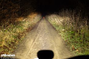 Vollgas: Die 2200 Lumen erwachen im Fernlichtmodus zum Leben. Das Rotlicht ist bei 50 m zu sehen, der Fotorucksack am Horizont bei knapp 100 Metern.