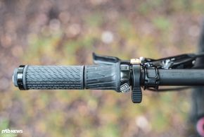 Der SRAM TwistLoc-Drehgriff blockiert Gabel und Dämpfer
