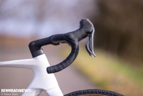 Die ausgeprägten Höcker der GRX Di2-Hebel geben auf Abfahrten sehr guten Halt.