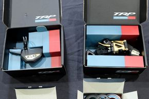 Mit der unter dem Label TRP lancierten Evo12 zielt Tektro auf das oberste Preissegment. Daher wurden auch ansprechende Aftermarket-Verpackungen für die verschiedenen Komponenten des Antriebs gestaltet.