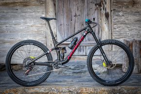 Anitas Bike in „Sparkle Black“ und mit Fox X2-Dämpfer