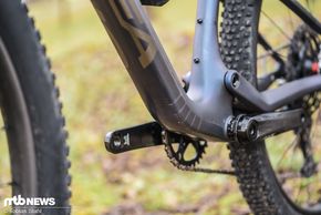 Von Haus aus appliziert Orbea eine großflächige Schutzfolie unter dem Rahmen