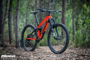 Das Trek Slash 9.8 wird eher keine Preise für seine Uphill-Performance einkassieren, kann jedoch mit seinem potenten Fahrwerk und seiner Geschwindigkeit auf dem Weg nach unten beeindrucken.
