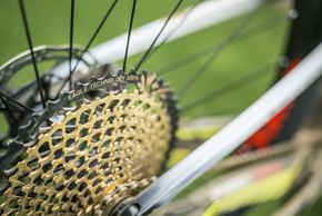 Gekonnt verdeckt wurden alle möglichen Blicke auf das Schaltwerk von Nino Schurters Bike - wohl kaum ein Zufall hinsichtlich der Gerüchte um eine elektronische Schaltung aus dem Hause SRAM