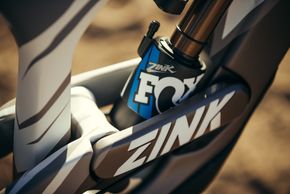 Luft oder Coil? Für Cam Zink ist die Sache klar: Er fährt einen Fox Float X2 am Heck seines YT Tues. Foto: Ale di Lullo
