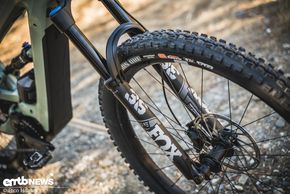 Die Fox Performance Elite-Gabel liefert an der Front 150 mm Federweg.
